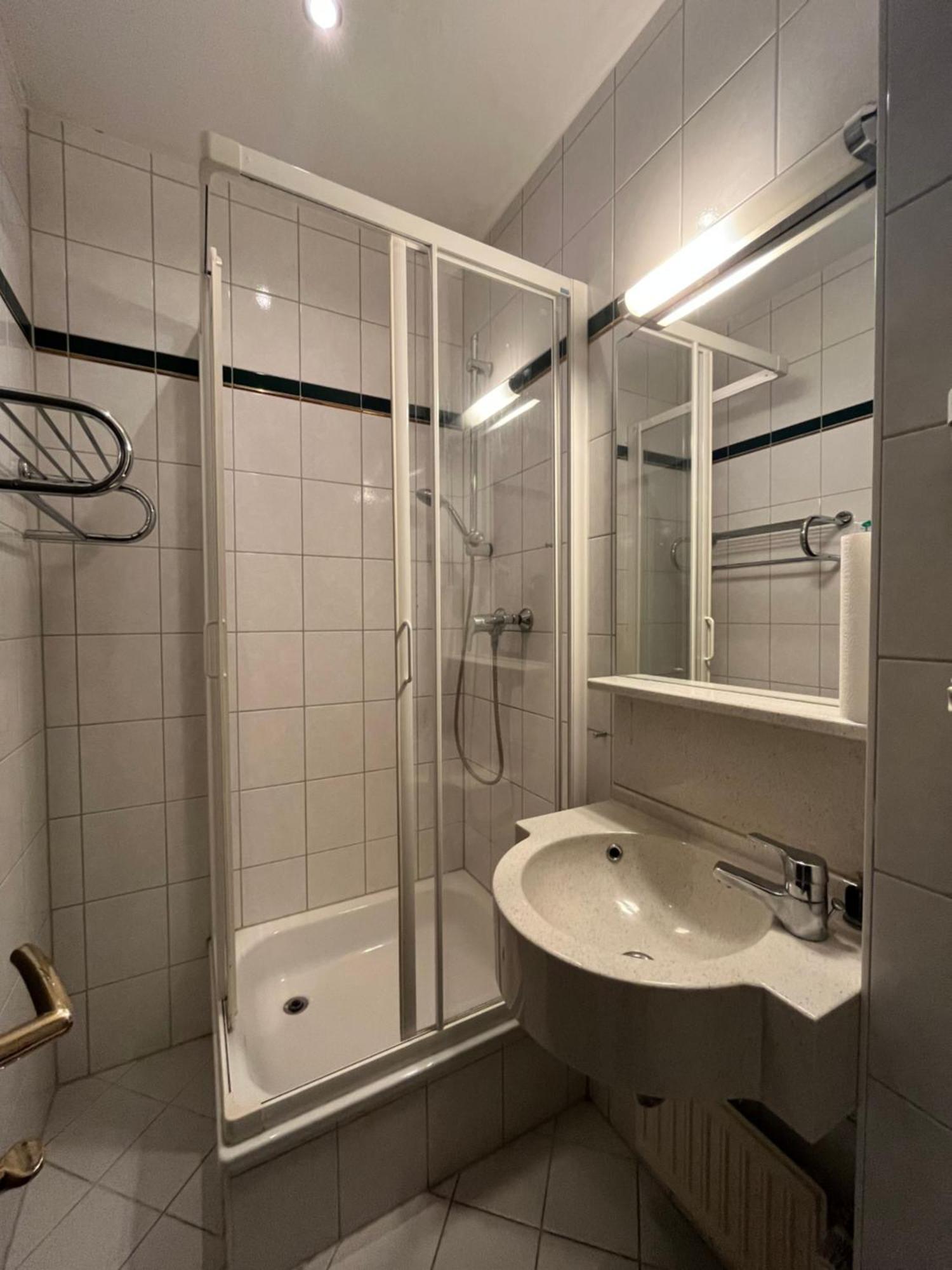 1, 2, Sleep Boardinghouse Unterschleissheim Zentrum エクステリア 写真