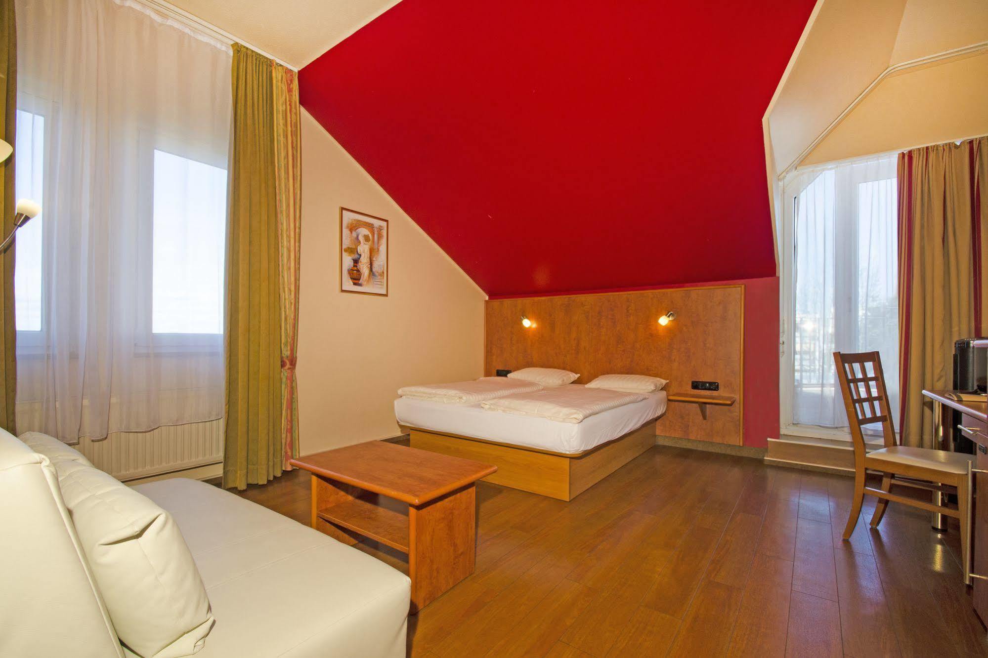 1, 2, Sleep Boardinghouse Unterschleissheim Zentrum エクステリア 写真