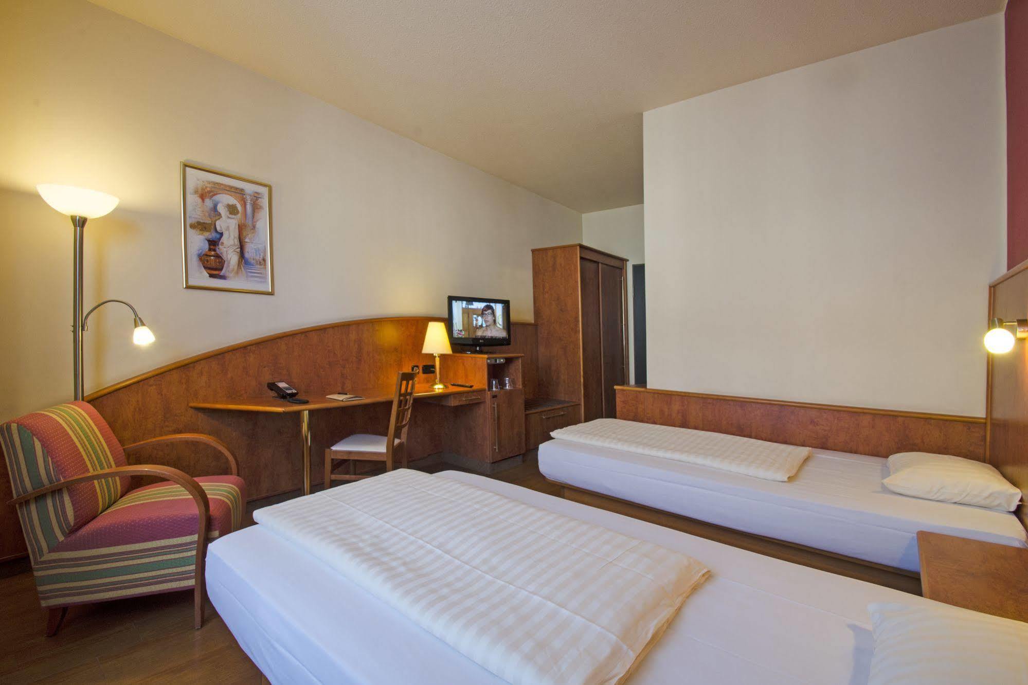 1, 2, Sleep Boardinghouse Unterschleissheim Zentrum エクステリア 写真
